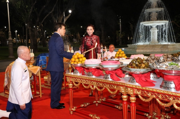 ในหลวง-พระราชินี ทรงประกอบพิธีสังเวยพระป้ายในเทศกาลตรุษจีน พุทธศักราช 2564