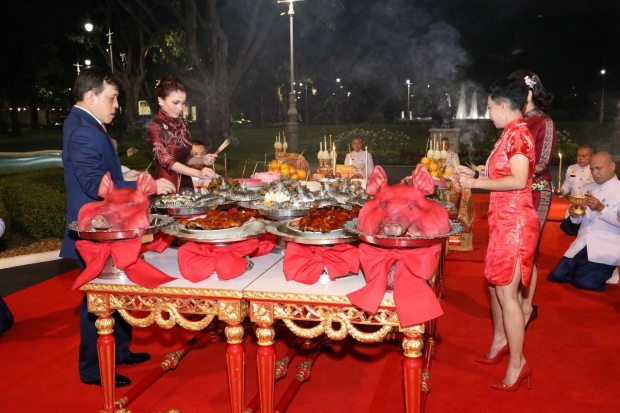 ในหลวง-พระราชินี ทรงประกอบพิธีสังเวยพระป้ายในเทศกาลตรุษจีน พุทธศักราช 2564