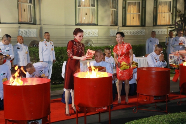 ในหลวง-พระราชินี ทรงประกอบพิธีสังเวยพระป้ายในเทศกาลตรุษจีน พุทธศักราช 2564