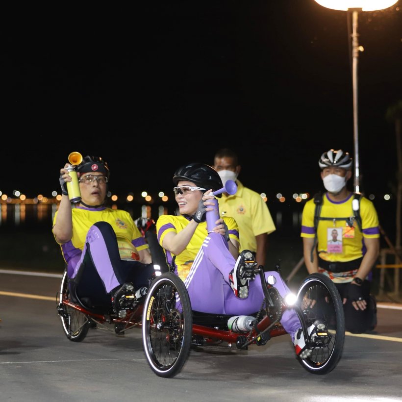 ในหลวงทอดพระเนตรพระราชินี ทรงจักรยานBMXอย่างสนพระราชหฤทัย