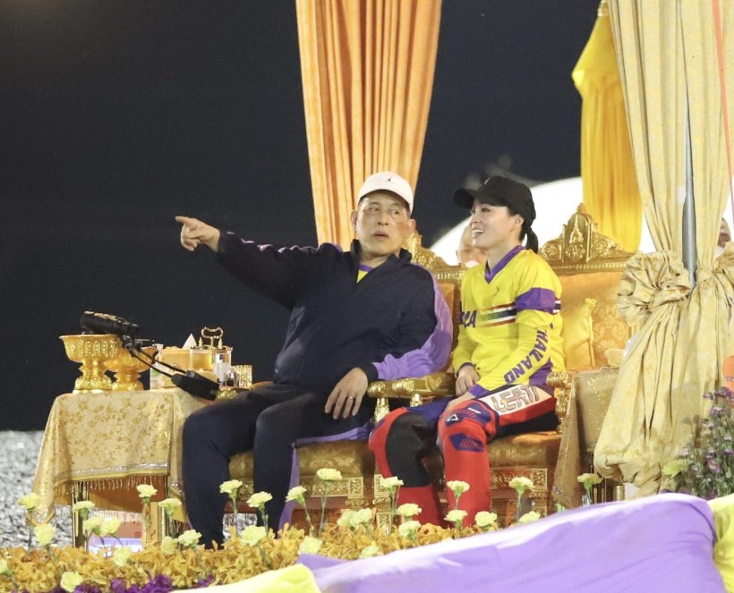 ในหลวงทอดพระเนตรพระราชินี ทรงจักรยานBMXอย่างสนพระราชหฤทัย