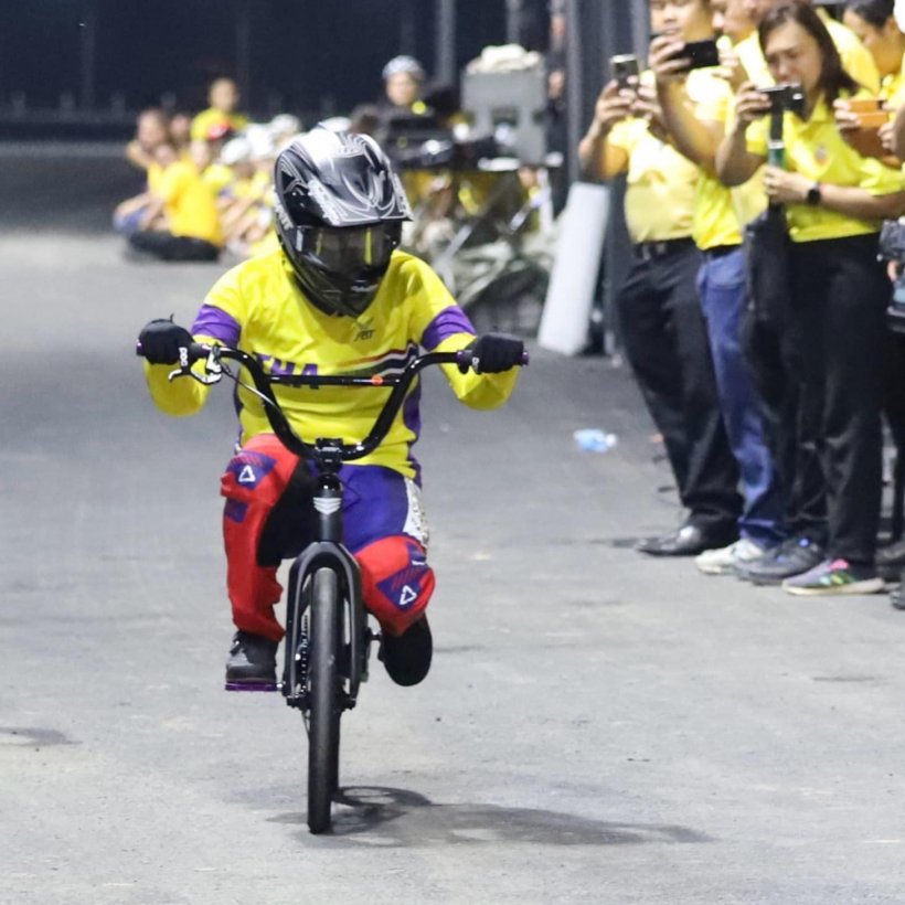 ในหลวงทอดพระเนตรพระราชินี ทรงจักรยานBMXอย่างสนพระราชหฤทัย