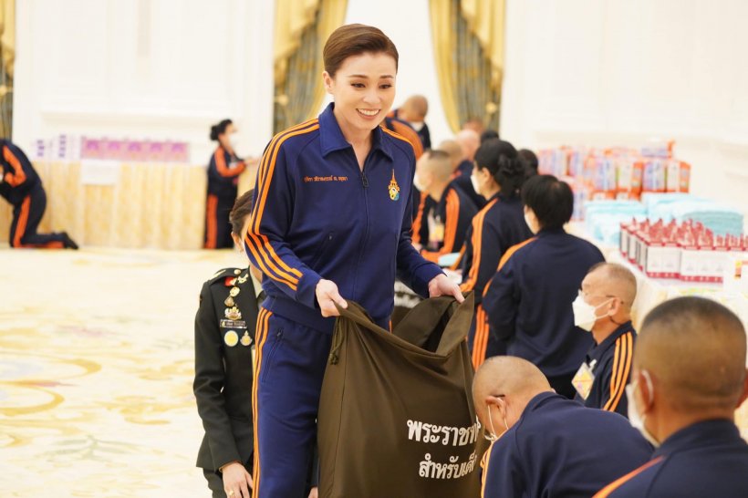   ในหลวง-พระราชินี ทรงบรรจุเครื่องอุปโภคบริโภคในถุงพระราชทาน 