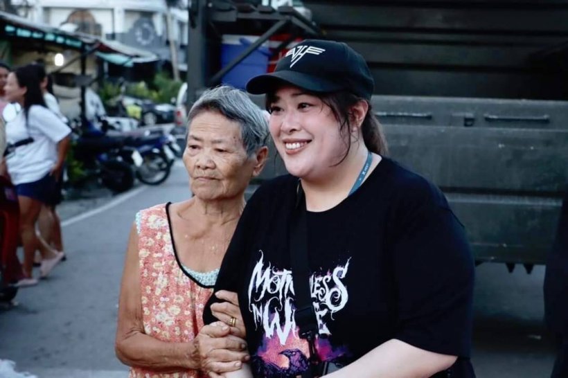 พระองค์เจ้าสิริภาจุฑาภรณ์ ทรงลงพื้นที่ช่วยน้ำท่วมชาวเชียงใหม่