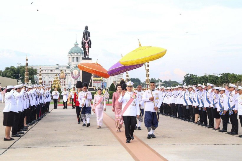 ประมวลภาพ ในหลวง-พระราชินี ทรงปฏิบัติพระราชกรณียกิจ วันปิยมหาราช