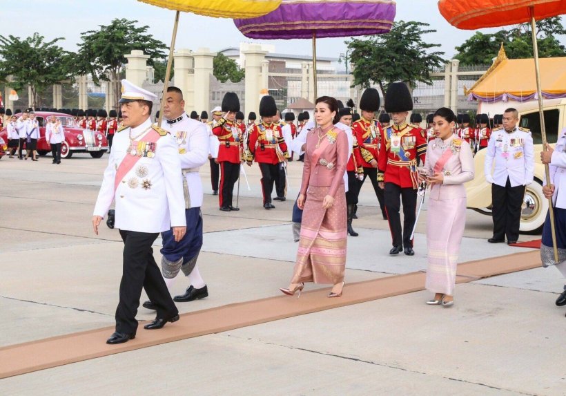 ประมวลภาพ ในหลวง-พระราชินี ทรงปฏิบัติพระราชกรณียกิจ วันปิยมหาราช