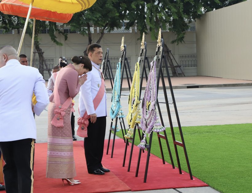 ประมวลภาพ ในหลวง-พระราชินี ทรงปฏิบัติพระราชกรณียกิจ วันปิยมหาราช