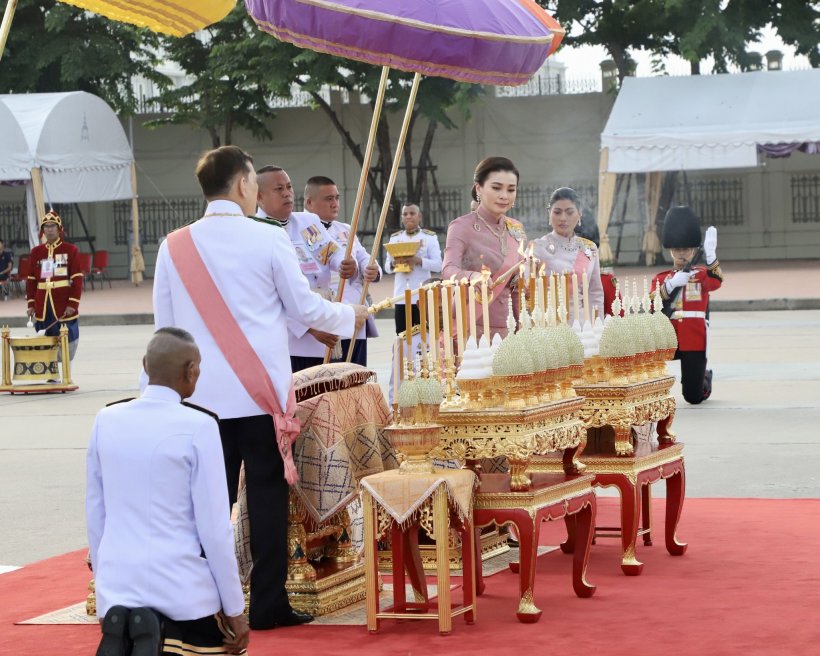 ประมวลภาพ ในหลวง-พระราชินี ทรงปฏิบัติพระราชกรณียกิจ วันปิยมหาราช