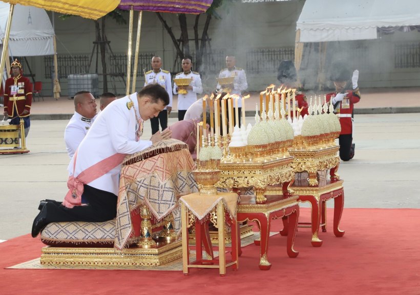 ประมวลภาพ ในหลวง-พระราชินี ทรงปฏิบัติพระราชกรณียกิจ วันปิยมหาราช