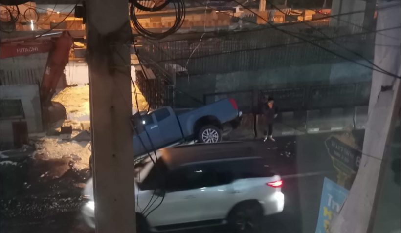 พระราม2สร้างเรื่อง! ล่าสุดถนนทรุด กระบะหัวทิ่มตกหลุม