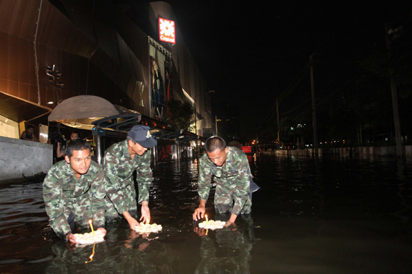 ชมภาพ ลอยกระทงเมืองหลวงไม่เหงา