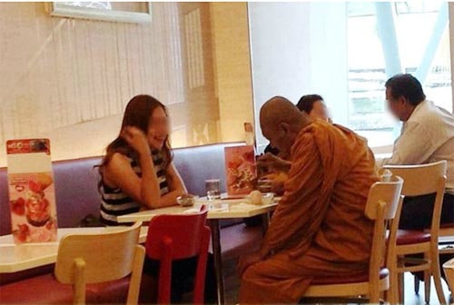 ว่อนเน็ตซ้ำ!ภาพพระนั่งกินไอศกรีมกับสาวในร้านดัง