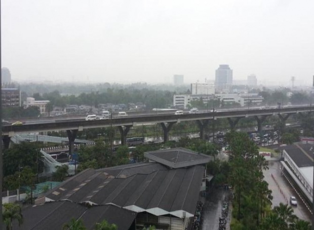 ฝนตกทำน้ำท่วมถนน-ไฟจราจรดับ 