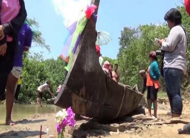 ตะลึง! เรือโบราณนับร้อยปีโผล่กลางคลอง