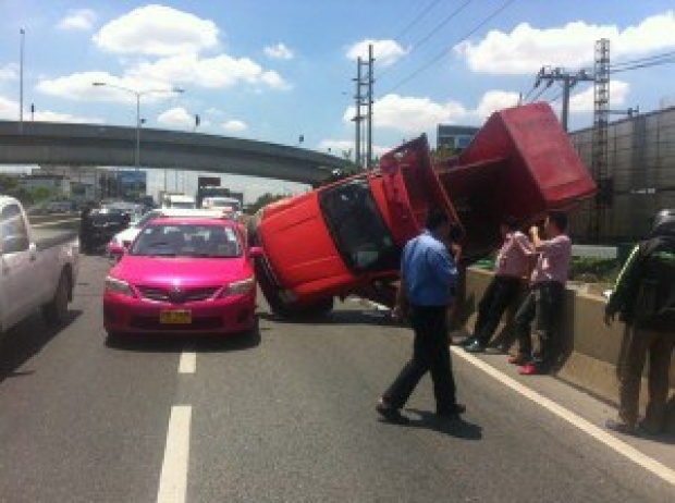 ด่วน!! เกิดอุบัติเหตุ ถ.พระราม3 ชน 3 คันรวด