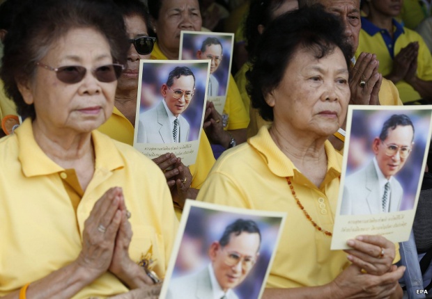 ภาพประทับใจ ชาวไทยพร้อมใจสวมเสื้อเหลือง พ่อหลวง ครองราชย์ครบ 70 ปี