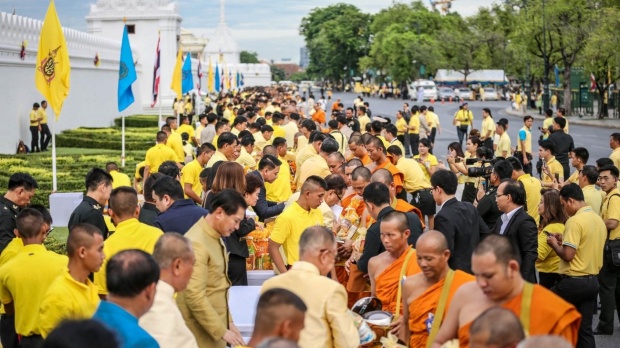 ภาพประทับใจ ชาวไทยพร้อมใจสวมเสื้อเหลือง พ่อหลวง ครองราชย์ครบ 70 ปี