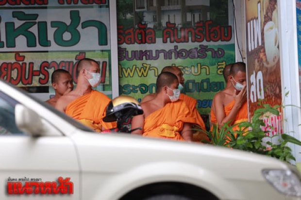 พระ-ศิษย์ธรรมกายพร้อมใจพรางหน้า ตั้งโล่มนุษย์ขวางจับธัมมชโย