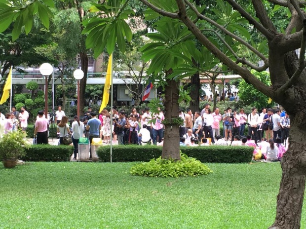 บรรยากาศล่าสุด บริเวณ รพ.ศิริราช ปชช.ถวายพระพร \"ในหลวง\"ทรงหายจากประชวร