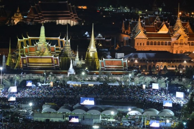 บรรยากาศพระบรมมหาราชวังช่วงค่ำคืน ประชาชนรอร้องเพลงสรรเสริญฯ