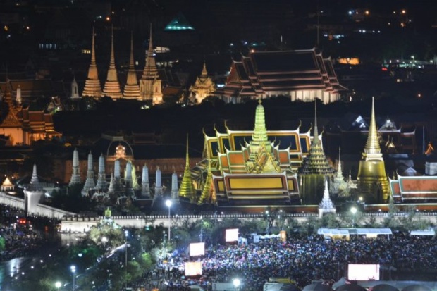 บรรยากาศพระบรมมหาราชวังช่วงค่ำคืน ประชาชนรอร้องเพลงสรรเสริญฯ