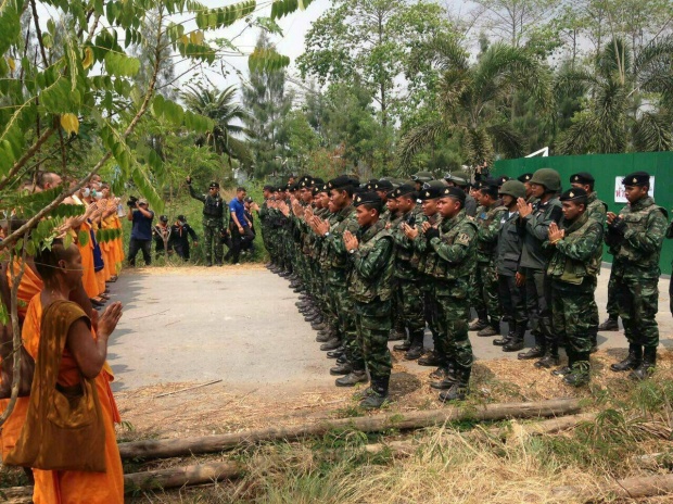 ประตู 4 ชุลมุน! ทหารเผชิญหน้า เจรจาขอเข้าวัด ด้านพระวัดธรรมกายท่องคาถาสู้