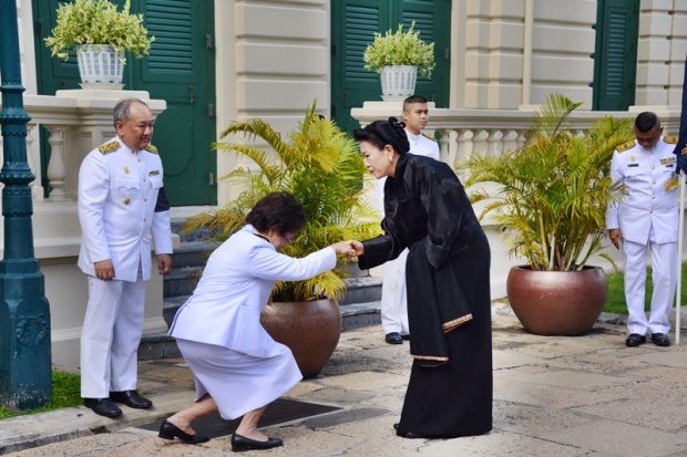 เผยภาพ พระราชชนนีของกษัตริย์จิกมีแห่งภูฏาน ทรงวางพวงมาลาถวายราชสักการะพระบรมศพ