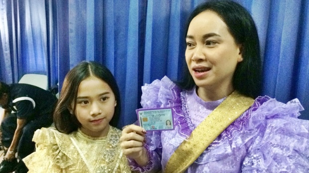 บุพเพฯฟีเวอร์!! ครูสาวเมืองชลบุรีชวนลูกศิษย์วัย11 สวมชุดไทยถ่ายบัตรปชช. 2 คนแรกในศรีราชา