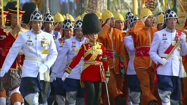 พสกนิกรเปล่งเสียง ‘ทรงพระเจริญ’ พระราชินี-เจ้าฟ้าพัชรกิติยาภา ทรงพระดำเนินในขบวนฯ