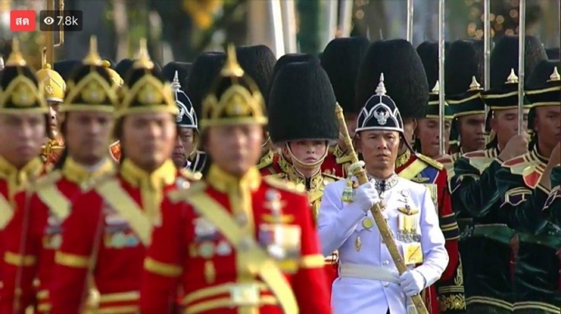 พสกนิกรเปล่งเสียง ‘ทรงพระเจริญ’ พระราชินี-เจ้าฟ้าพัชรกิติยาภา ทรงพระดำเนินในขบวนฯ