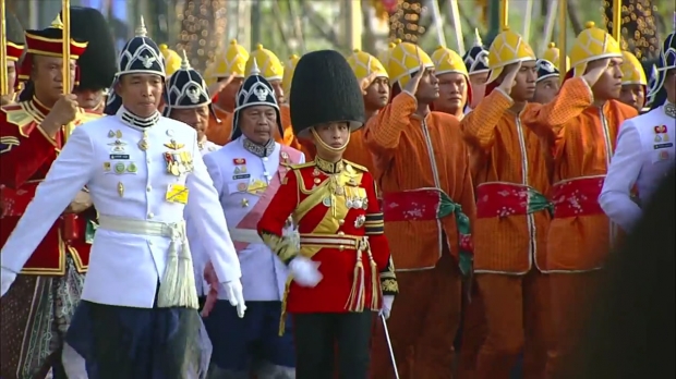 พสกนิกรเปล่งเสียง ‘ทรงพระเจริญ’ พระราชินี-เจ้าฟ้าพัชรกิติยาภา ทรงพระดำเนินในขบวนฯ