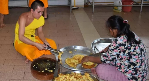  พระ-เณร ตั้งโรงครัวพระพุทธชินราช  ทำอาหารนับพันกล่องช่วยชาวบ้านน้ำท่วม