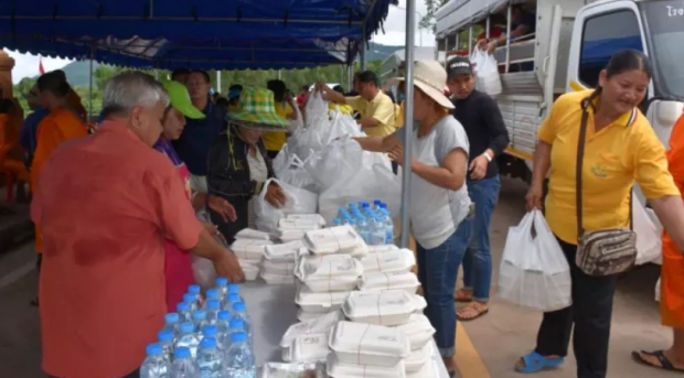  พระ-เณร ตั้งโรงครัวพระพุทธชินราช  ทำอาหารนับพันกล่องช่วยชาวบ้านน้ำท่วม