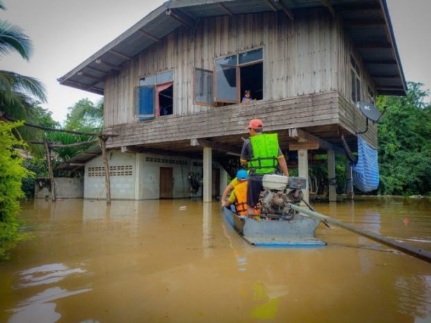 ผบ.ตร.สั่งตำรวจทุกหน่วย ลงพื้นที่ช่วยเหลือผู้ประสบน้ำท่วมโคราชในทุกมิติ