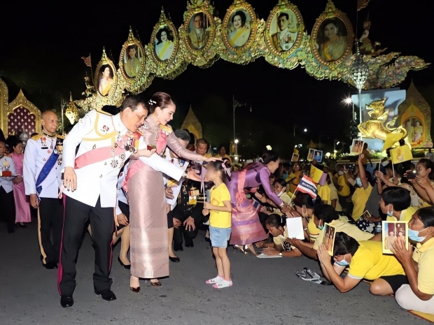 สุดปิติ ในหลวง-พระราชินีพระดำเนิน พบปะราษฎร ที่มาเฝ้ารับเสด็จอย่างใกล้ชิด 