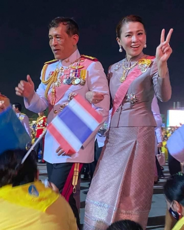 สุดปิติ ในหลวง-พระราชินีพระดำเนิน พบปะราษฎร ที่มาเฝ้ารับเสด็จอย่างใกล้ชิด 