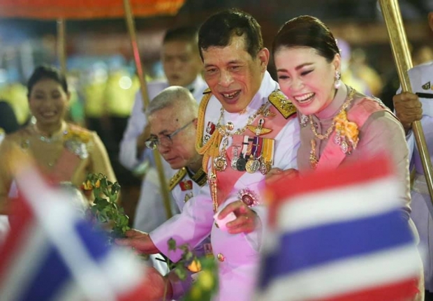 สุดปิติ ในหลวง-พระราชินีพระดำเนิน พบปะราษฎร ที่มาเฝ้ารับเสด็จอย่างใกล้ชิด 