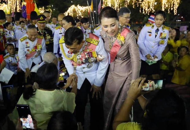 สุดปิติ ในหลวง-พระราชินีพระดำเนิน พบปะราษฎร ที่มาเฝ้ารับเสด็จอย่างใกล้ชิด 