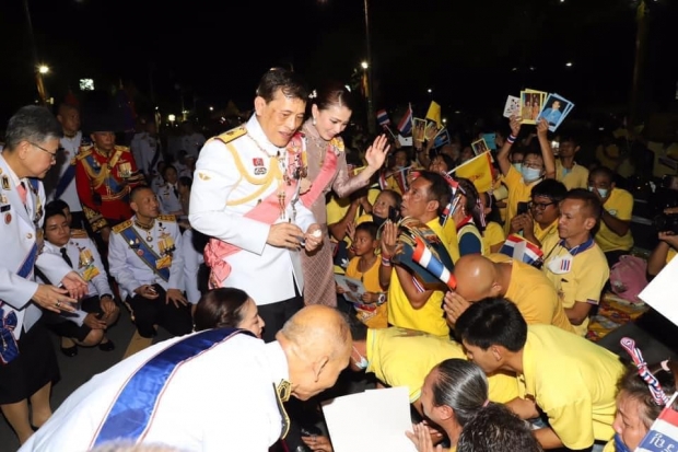 สุดปิติ ในหลวง-พระราชินีพระดำเนิน พบปะราษฎร ที่มาเฝ้ารับเสด็จอย่างใกล้ชิด 