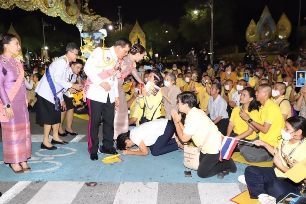 สุดปิติ ในหลวง-พระราชินีพระดำเนิน พบปะราษฎร ที่มาเฝ้ารับเสด็จอย่างใกล้ชิด 