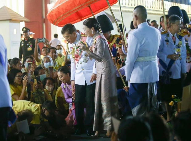 สุดปิติ ในหลวง-พระราชินีพระดำเนิน พบปะราษฎร ที่มาเฝ้ารับเสด็จอย่างใกล้ชิด 