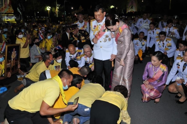 สุดปิติ ในหลวง-พระราชินีพระดำเนิน พบปะราษฎร ที่มาเฝ้ารับเสด็จอย่างใกล้ชิด 