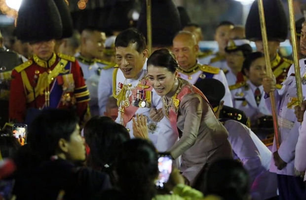 สุดปิติ ในหลวง-พระราชินีพระดำเนิน พบปะราษฎร ที่มาเฝ้ารับเสด็จอย่างใกล้ชิด 