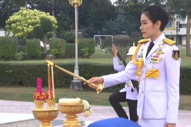 สง่างาม เจ้าคุณพระสินีนาฏ ในชุดข้าราชการในพระองค์ฝ่ายทหาร