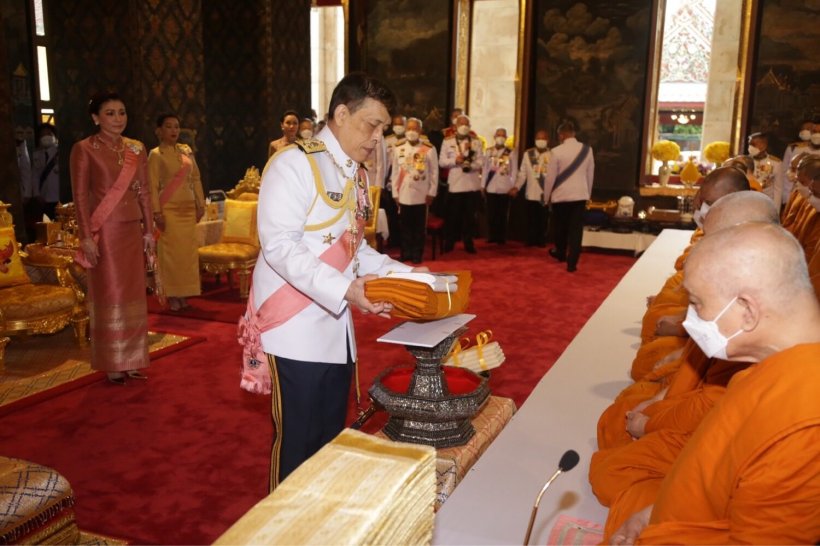 ในหลวง พระราชินี ทรงบำเพ็ญพระราชกุศลถวายผ้าพระกฐิน วัดบวรนิเวศวิหาร