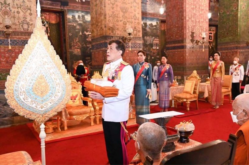 ประมวลภาพ ในหลวง-พระราชินีเสด็จฯถวายผ้าพระกฐิน 