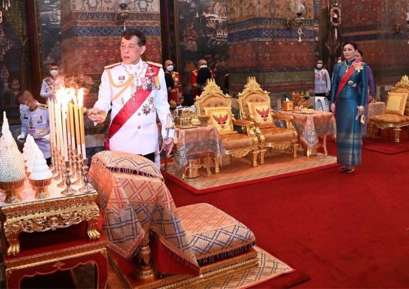 ประมวลภาพ ในหลวง-พระราชินีเสด็จฯถวายผ้าพระกฐิน 