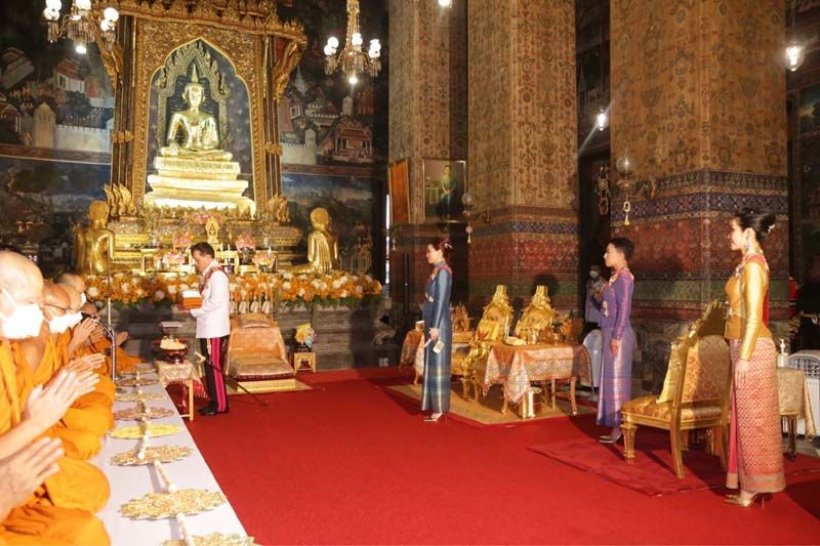 ประมวลภาพ ในหลวง-พระราชินีเสด็จฯถวายผ้าพระกฐิน 