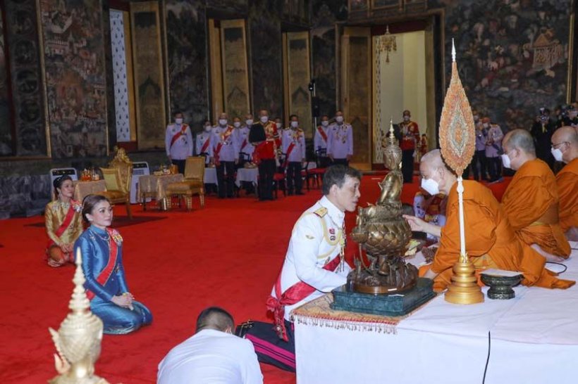 ประมวลภาพ ในหลวง-พระราชินีเสด็จฯถวายผ้าพระกฐิน 