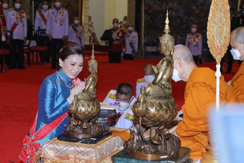 ประมวลภาพ ในหลวง-พระราชินีเสด็จฯถวายผ้าพระกฐิน 